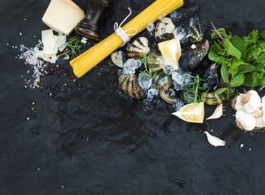 Spagetti vongole yemek pişirmek için malzemeler.
