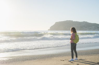 Genç kadın kırmızı Kareli gömlekli
