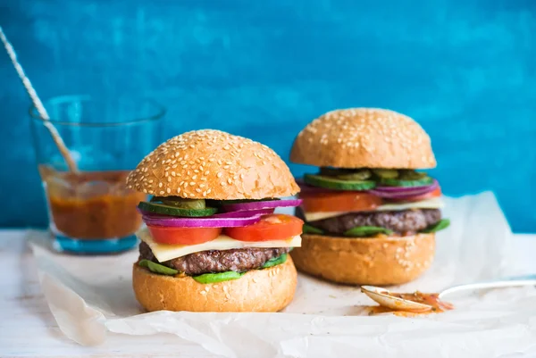 Hambúrgueres de carne fresca com queijo — Fotografia de Stock