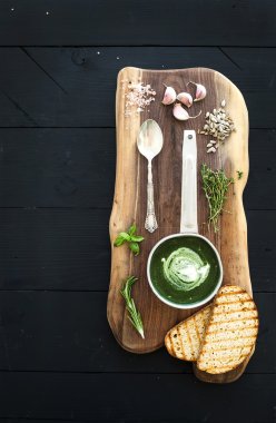Ev yapımı yeşil ıspanak krem-çorba