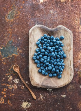 Yaban mersini bir rustik ahşap servis tabağı