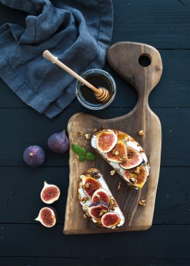 Sandviç ricotta, incir, fındık ve bal ile