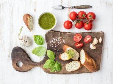 Pesto sauce, bread, cherry-tomatoes