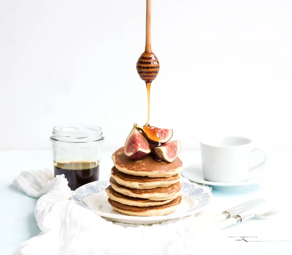 Torre de tortitas con higos frescos —  Fotos de Stock