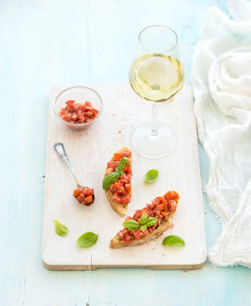 Bruschetta-Sandwiches mit Tomaten und Basilikum — Stockfoto