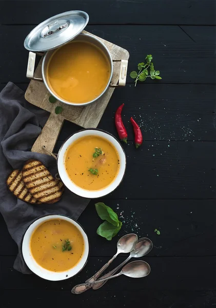 Красный чечевичный суп со специями — стоковое фото