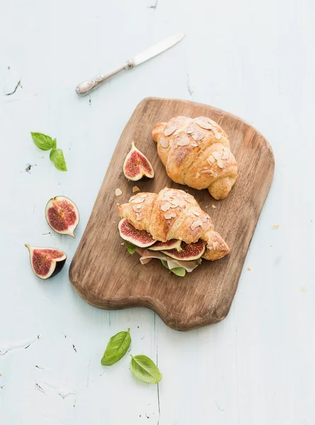 Freshly baked croissants — Stock Photo, Image