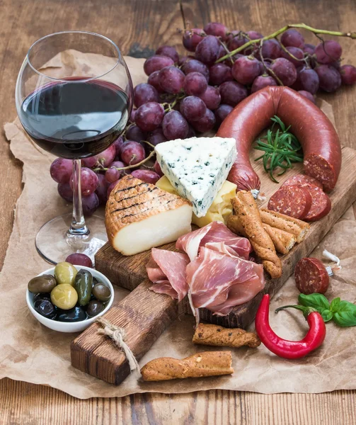 Glas Rotwein, Käse und Fleisch — Stockfoto