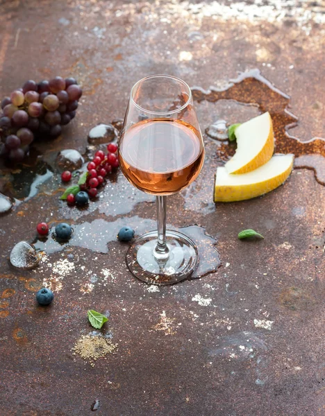 Glass of rose wine with berries — Φωτογραφία Αρχείου