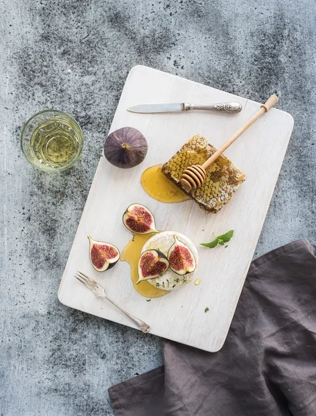 Камамбер или сыр бри со свежими инжирами — стоковое фото