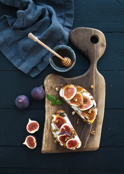 Sandwiches with ricotta, figs, nuts and honey — Stock Photo, Image