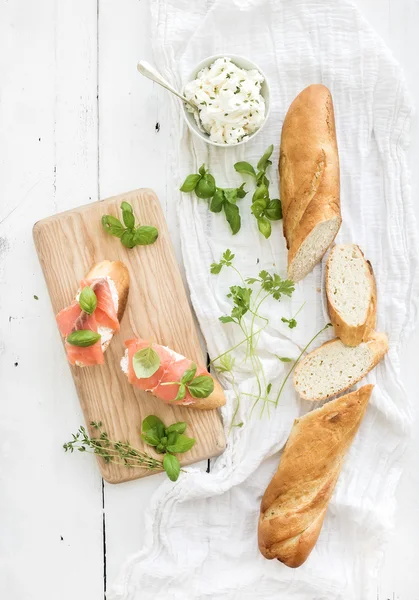 Lazac, a ricotta és a bazsalikom szendvicsek — Stock Fotó