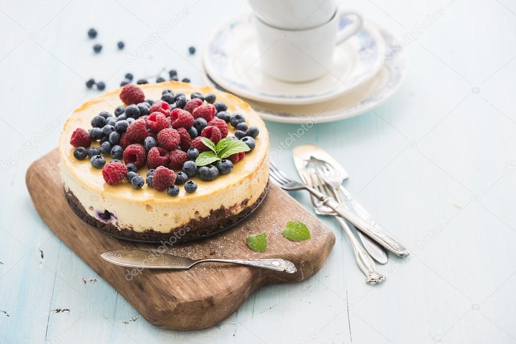 Cheesecake with fresh berries