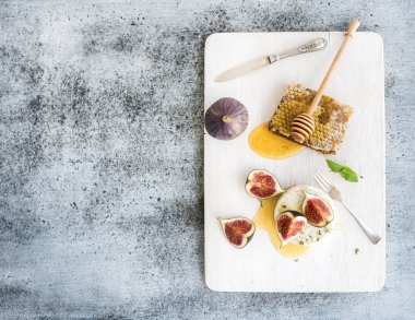 Camembert veya brie peyniri taze incir ile