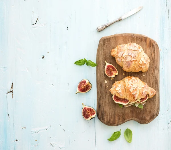 Freshly baked croissants — Stock Photo, Image