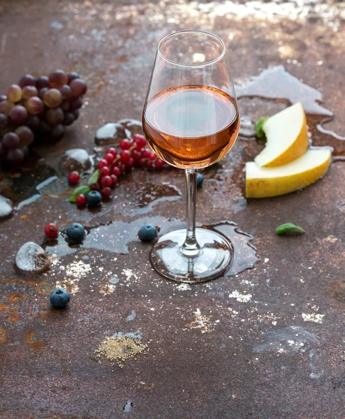Glass of rose wine with berries — Φωτογραφία Αρχείου
