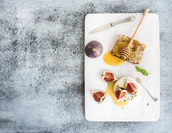 Queijo camembert ou brie com figos frescos — Fotografia de Stock