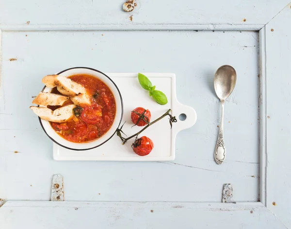 Italská polévka rajčaty, česnekem a bazalkou — Stock fotografie