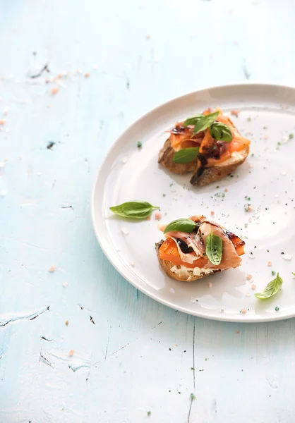 Bruschettas mit Schinken und gerösteter Melone, — Stockfoto