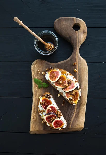 Sandviç ricotta, incir, fındık ve bal ile