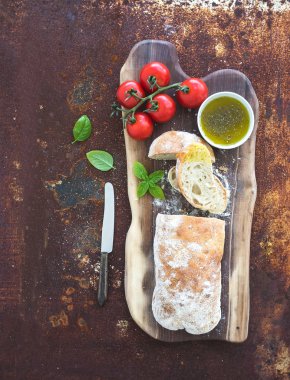 Taze pişmiş ciabatta ekmeği.