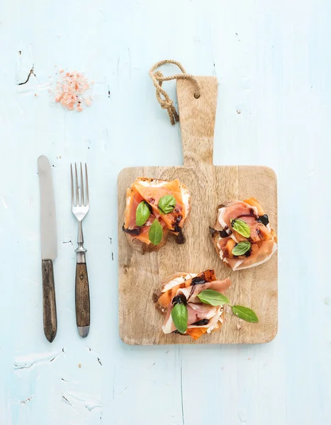 Bruschettas com Prosciutto e melão torrado — Fotografia de Stock