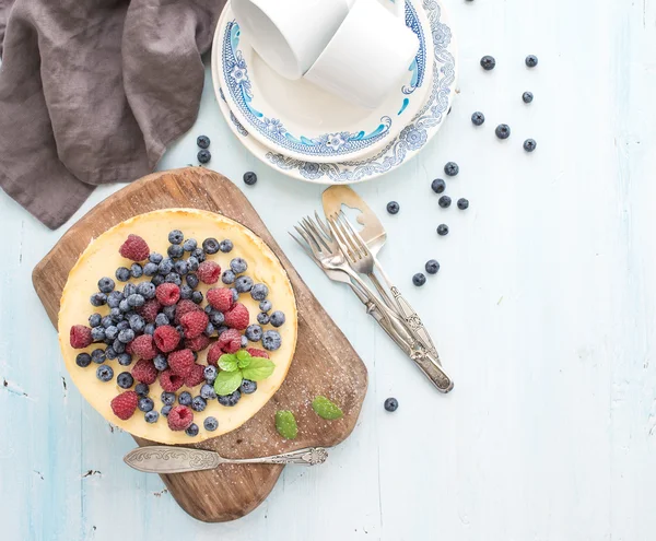 Cheesecake with fresh berries — Stock Photo, Image