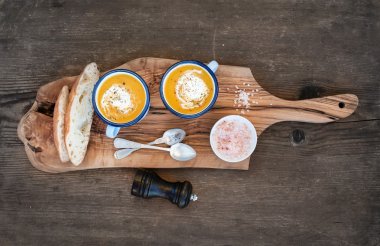 Ev yapımı kabak kremalı çorba