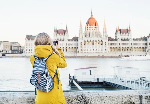 Giovane donna bionda turista — Foto Stock