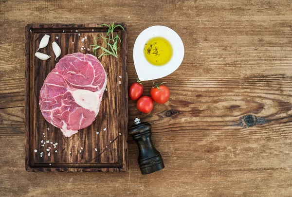 Rohes frisches Rindfleisch — Stockfoto