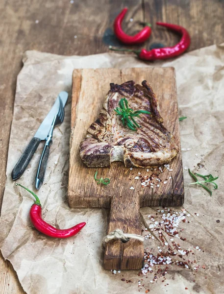 Carne cozida bife em t-bone — Fotografia de Stock