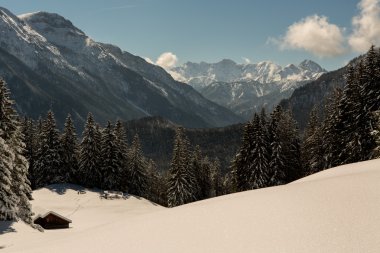 Alpleri'nde karla kaplı dağ sığınma kulübe