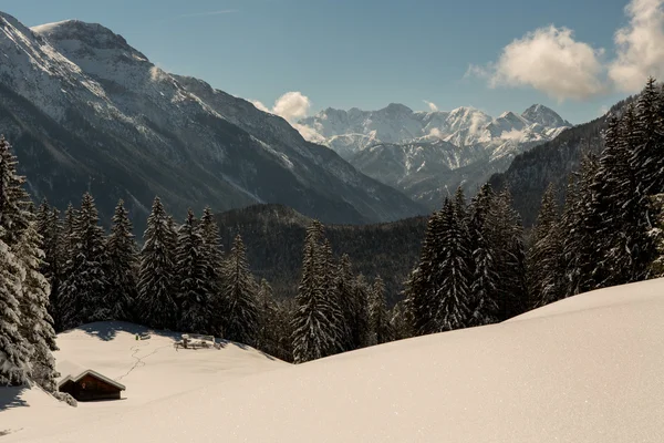 Cabana de refúgio de montanha coberta de neve nos Alpes — Fotografia de Stock