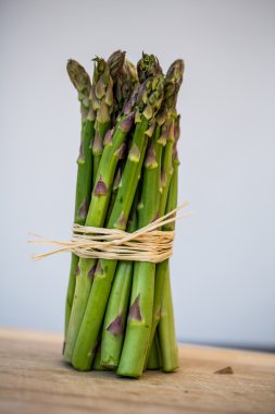 Taze yeşil kuşkonmaz sürüsü beyaza izole edilmiş.