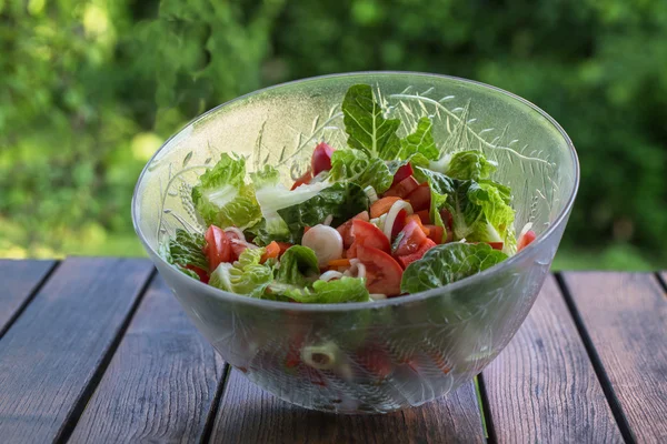 Fresh vegetable salad in transparent bowl — Stock Photo, Image