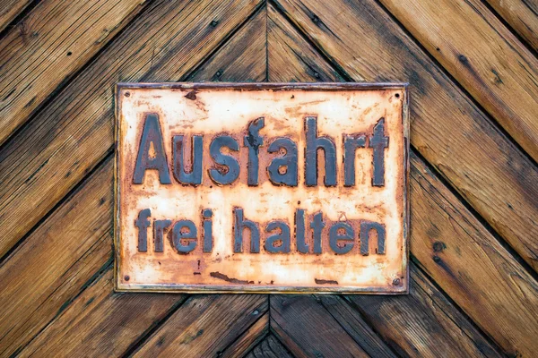 Salida libre Germansign sobre fondo de pared de madera — Foto de Stock