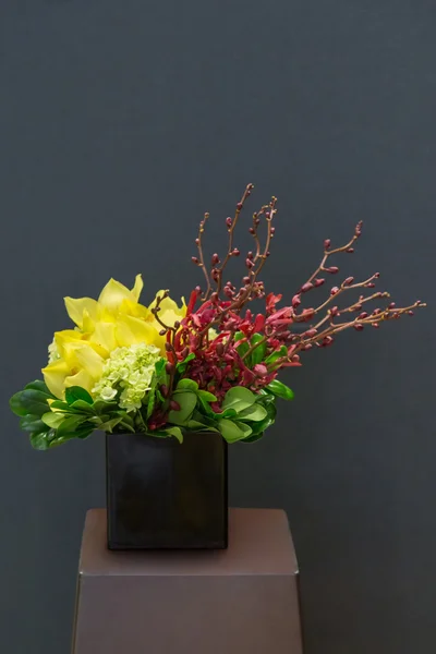 Blommiga arrangemang med cymbidium, hortensia, orkidé — Stockfoto