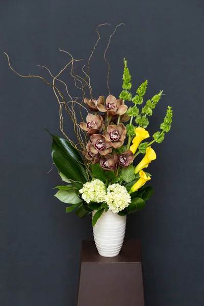 Arangement floral avec Calla, cymbidium, hortensia, orchidées, moluccella — Photo