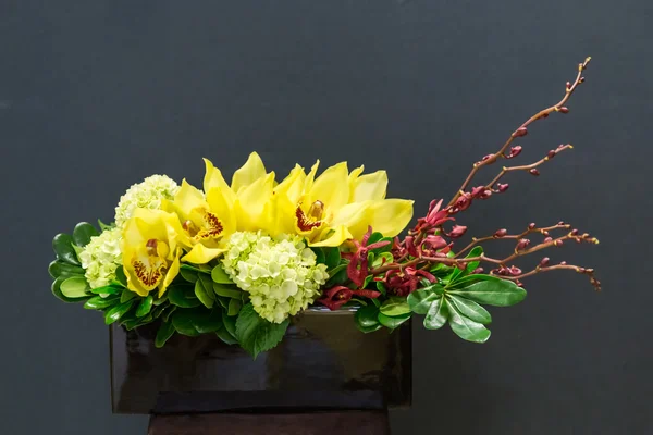 Arangement floral avec cymbidium, hortensia, orchidée — Photo