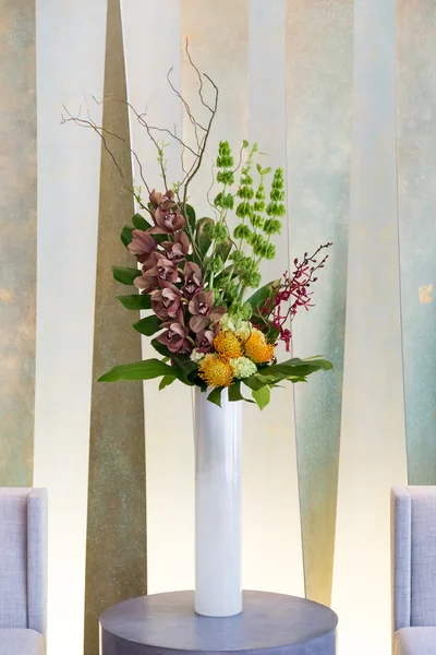 Arangement floral avec Cymbidium, Hydrangea, Orchidées, moluccella — Photo