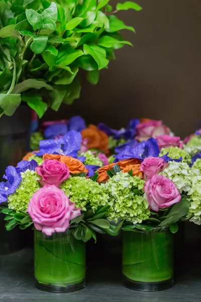 Arrangiamento floreale con rose, orchidee e ortensie Foto Stock
