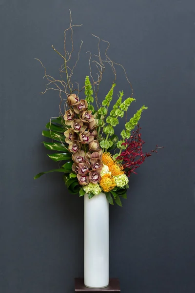 Arangement floral avec Cymbidium, Hydrangea, Orchidées, moluccella Images De Stock Libres De Droits