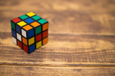 Renkli 3B kombinasyon Rubik küpü 3 'er 3' er tahta bir masada yatıyor.
