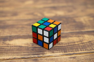 Renkli 3B kombinasyon Rubik küpü 3 'er 3' er tahta bir masada yatıyor.