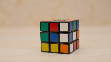 Renkli 3B kombinasyon Rubik küpü 3 'er 3' er tahta bir masada yatıyor.