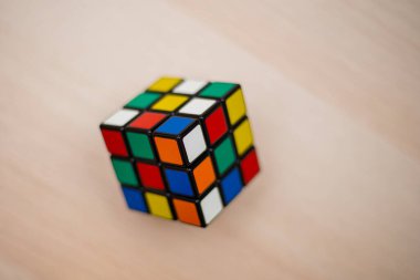 Renkli 3B kombinasyon Rubik küpü 3 'er 3' er tahta bir masada yatıyor.