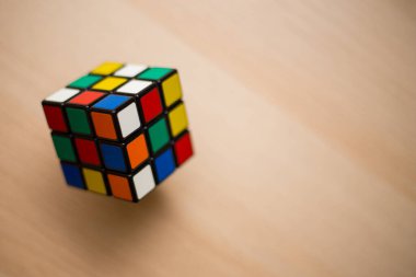Renkli 3B kombinasyon Rubik küpü 3 'er 3' er tahta bir masada yatıyor.