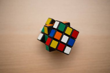 Renkli 3B kombinasyon Rubik küpü 3 'er 3' er tahta bir masada yatıyor.