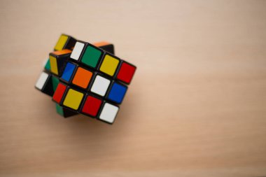 Renkli 3B kombinasyon Rubik küpü 3 'er 3' er tahta bir masada yatıyor.