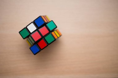 Renkli 3B kombinasyon Rubik küpü 3 'er 3' er tahta bir masada yatıyor.